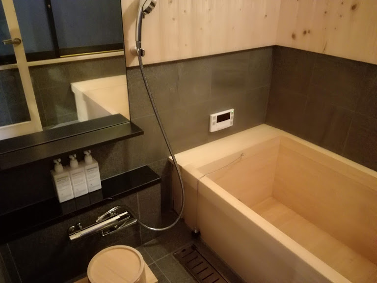 NIPPONIA篠山城下町ホテルYAMAJINO客室　風呂トイレ