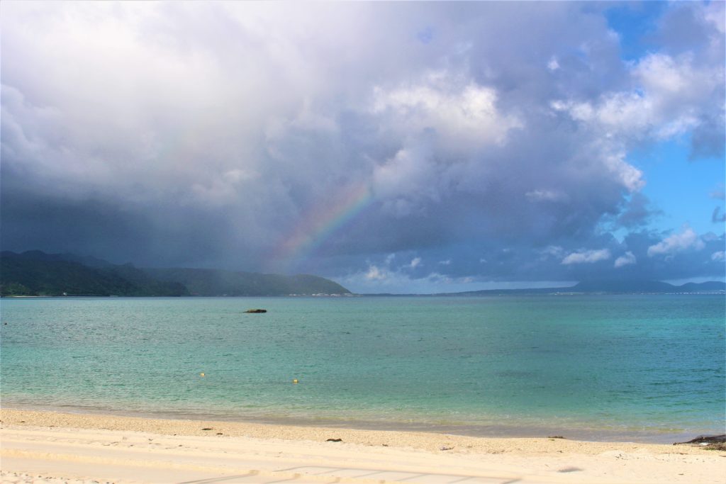 オクマプライベートビーチ＆リゾート　白砂のビーチでの虹