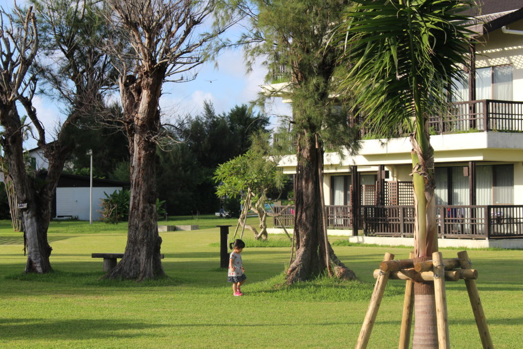 オクマプライベートビーチ＆リゾート　コテージが並ぶ芝生の敷地