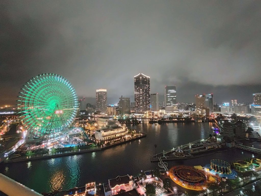 横浜ベイホテル東急のバルコニーからの夜景