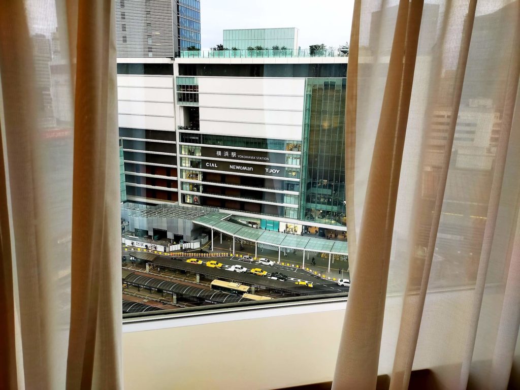 横浜ベイシェラトンホテル＆タワーズは横浜駅が目の前に見える前