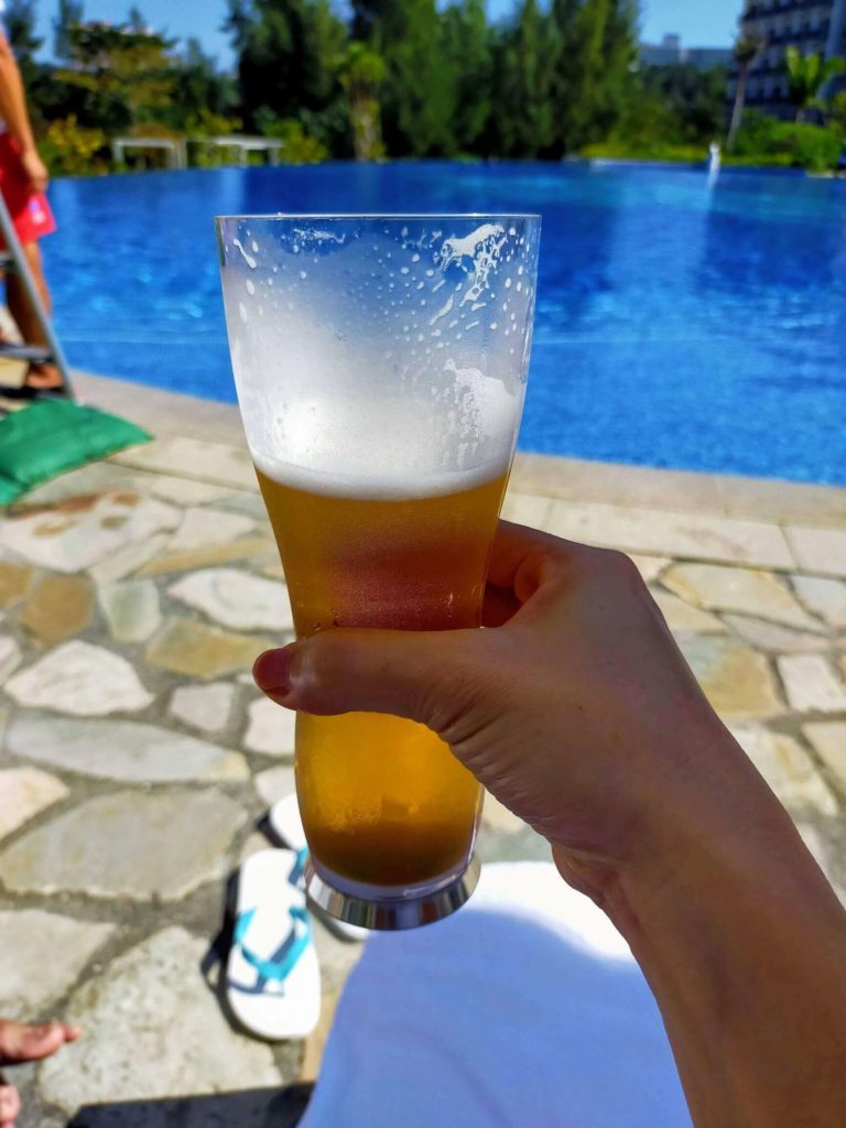 ハレクラニ沖縄のプールサイドでいただく絶品ビール