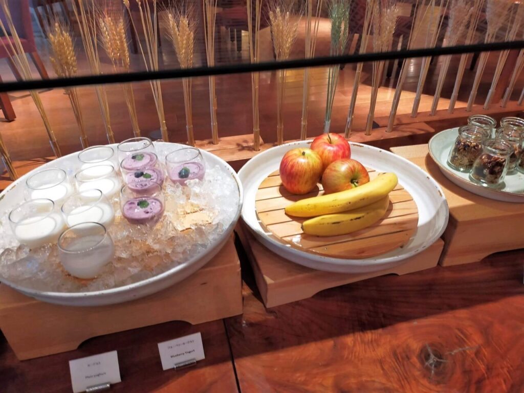 ハイアットリージェンシー京都の朝食会場「ザ・グリル（カフェ33）」ブッフェのヨーグルトやフルーツコーナー
