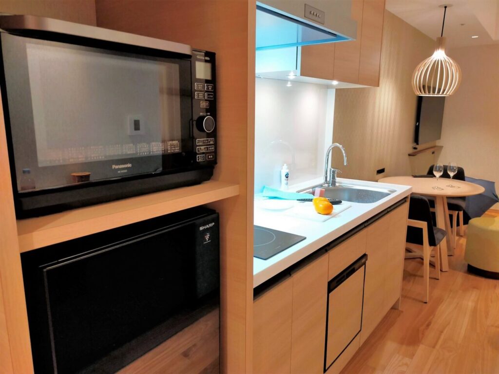 ハイアットハウス金沢のお部屋のキッチン設備（電子レンジとコンロ、シンク）