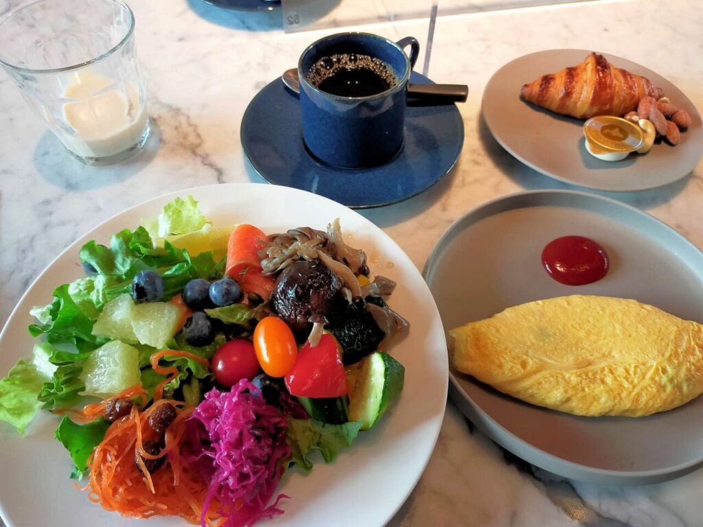 ハイアットセントリック金沢のFIVE － Grill & Loungeでの朝食（オムレツとサラダ）